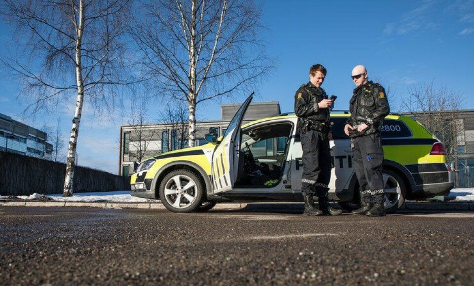 Mer politiarbeid skal løses på gata og på stedet. Bruken av mobiltelefon øker i politiet.