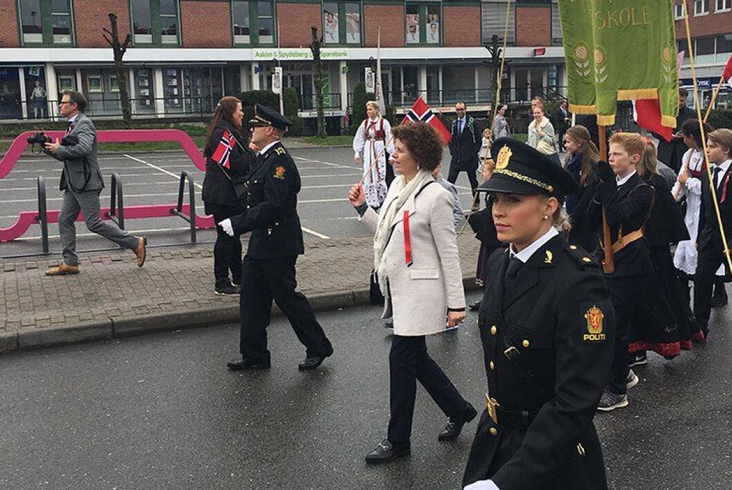 SAMMEN: Politioverbetjent Petter Krystad var stolt som en hane da han gikk først i 17. mai-toget i Ski sammen med datteren, politistudent Julie. SAMMEN: Politioverbetjent Petter Krystad var stolt som en hane da han gikk først i 17. mai-toget i Ski sammen med datteren, politistudent Julie.