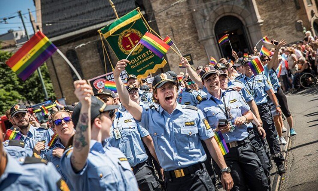 FORBUD I AGDER: Her går en rekke politiansatte i Pride-paraden i Oslo i sommer. Mens i Skeive Sørlandsdager-paraden i Kristiansand nå i ettermiddag forbys ansatte i Agder politidistrikt å delta i uniform. ARKIVFOTO FORBUD I AGDER: Her går en rekke politiansatte i Pride-paraden i Oslo i sommer. Mens i Skeive Sørlandsdager-paraden i Kristiansand nå i ettermiddag forbys ansatte i Agder politidistrikt å delta i uniform. ARKIVFOTO