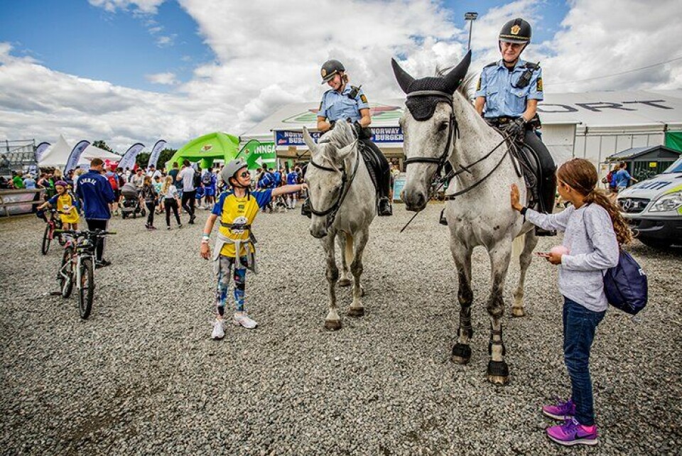 HEST ER BEST: Ungene vil gjerne hilse på politiets hester, som minner om Pippi Langstrømpes prikkete hest Lilla Gubben.