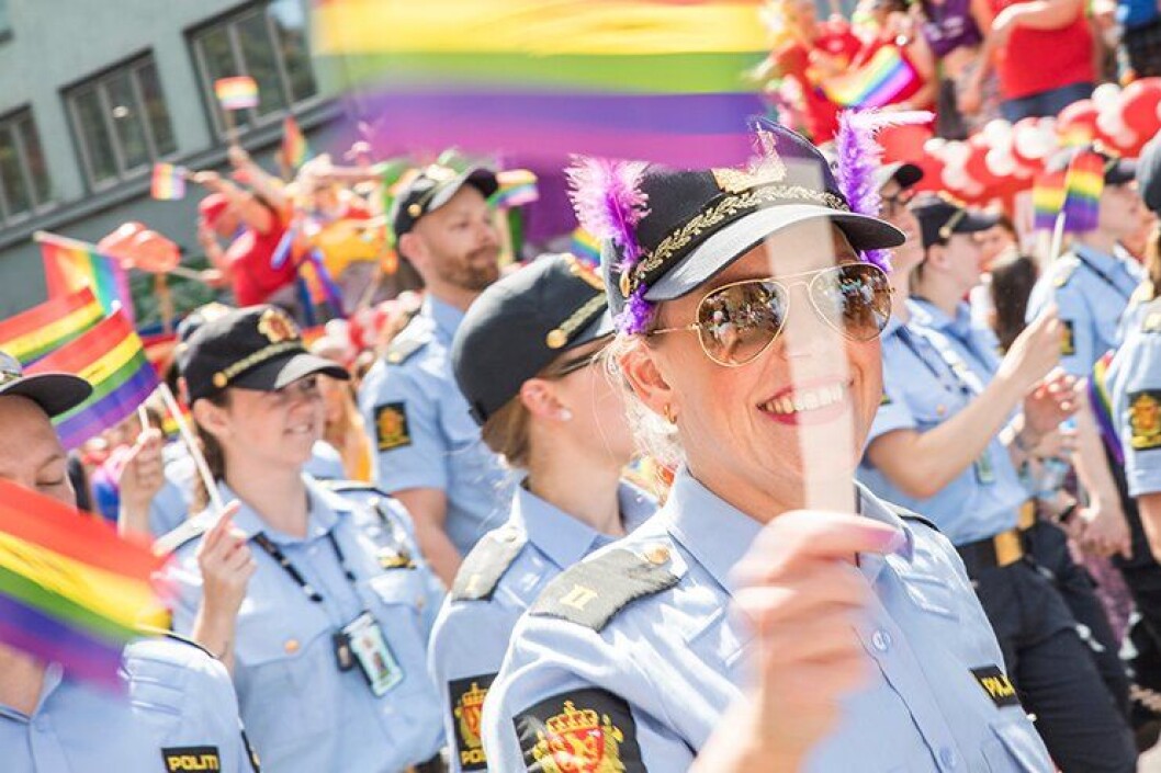 FORBUD I AGDER: Her går en rekke politiansatte i Pride-paraden i Oslo i sommer. Mens i Skeive Sørlandsdager-paraden i Kristiansand nå i ettermiddag forbys ansatte i Agder politidistrikt å delta i uniform. ARKIVFOTO FORBUD I AGDER: Her går en rekke politiansatte i Pride-paraden i Oslo i sommer. Mens i Skeive Sørlandsdager-paraden i Kristiansand nå i ettermiddag forbys ansatte i Agder politidistrikt å delta i uniform. ARKIVFOTO