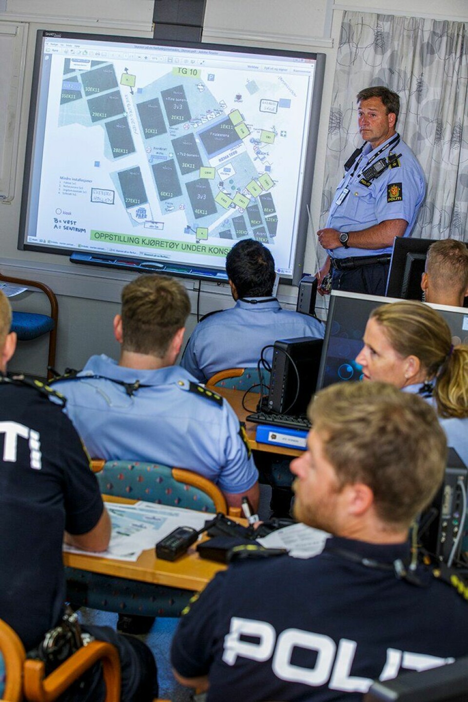 DE SISTE INSTRUKSENE: Mannskapene får de siste instruksene på Manglerud politistasjon før Norway Cup braker løs.