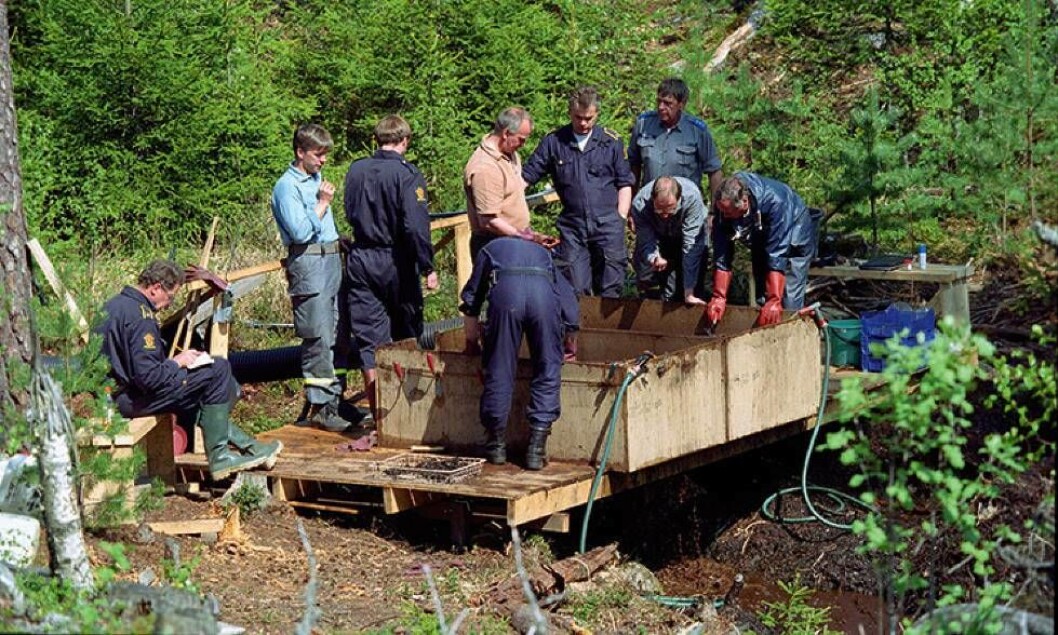 LETEAKSJON: 9 år gamle Therese Johannessen forsvant i 1988. Thomas Quick tilsto at han hadde bortført og drept henne. Han ble dømt, men trakk senere tilståelsen, hvorpå tiltalen ble frafalt i 2011. Her leter politiet etter henne i 1996. Hun har ikke blitt funnet. LETEAKSJON: 9 år gamle Therese Johannessen forsvant i 1988. Thomas Quick tilsto at han hadde bortført og drept henne. Han ble dømt, men trakk senere tilståelsen, hvorpå tiltalen ble frafalt i 2011. Her leter politiet etter henne i 1996. Hun har ikke blitt funnet.