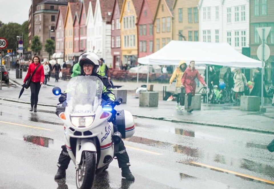 BEREDSKAP: På grunn av mange tilreisende må sikkerheten og beredskapen økes. Politidistriktene og UP er derfor bedt om å avgi opp mot 1.000 tjenestemenn, mange med helt spesielle kvalifikasjoner. Her er trafikkpoliti på Bryggen i Bergen.