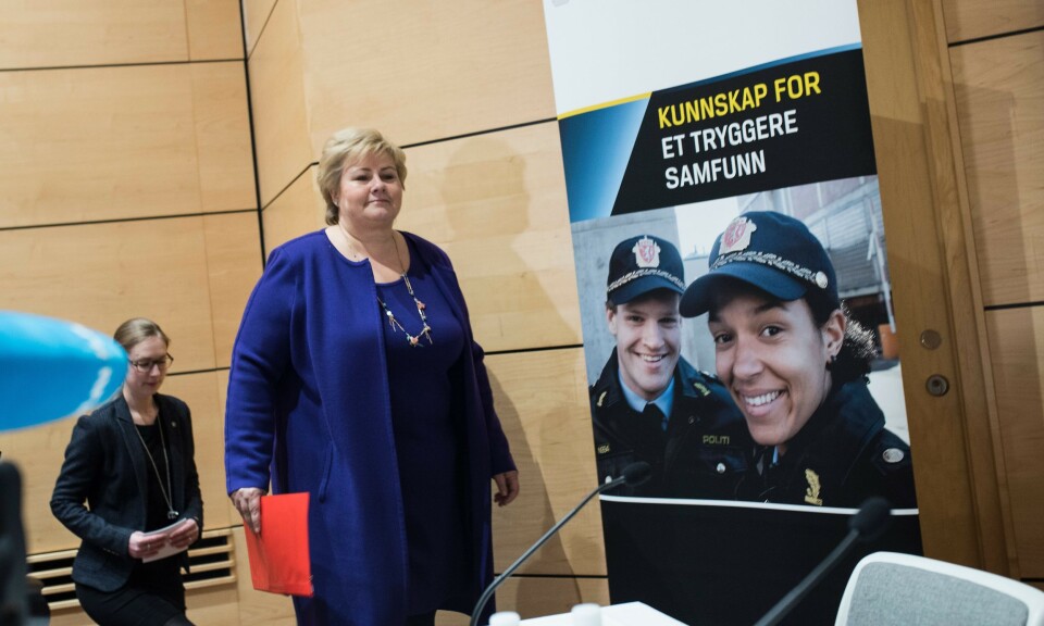 FIRE NYE ÅR: Flere politistillinger, mer penger til distriktene, ikke nedtrekk av PHS-studenter, nye politibiler, satsing på IKT - valgløftene var mange fra de borgerlige før valget. PF krever at lovnadene følges opp.