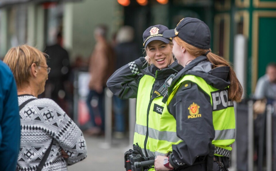 To av mange politiansatte på jobb i Bergen. Det er lagt mye energi i å skape et godt velferdstilbud for de tilreisende.