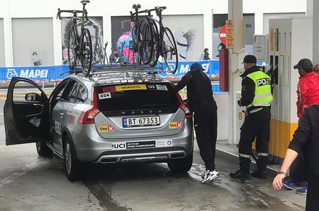 Politistudenten stilte opp med bankkort, og sørget for å betale drivstoff. Politistudenten stilte opp med bankkort, og sørget for å betale drivstoff.