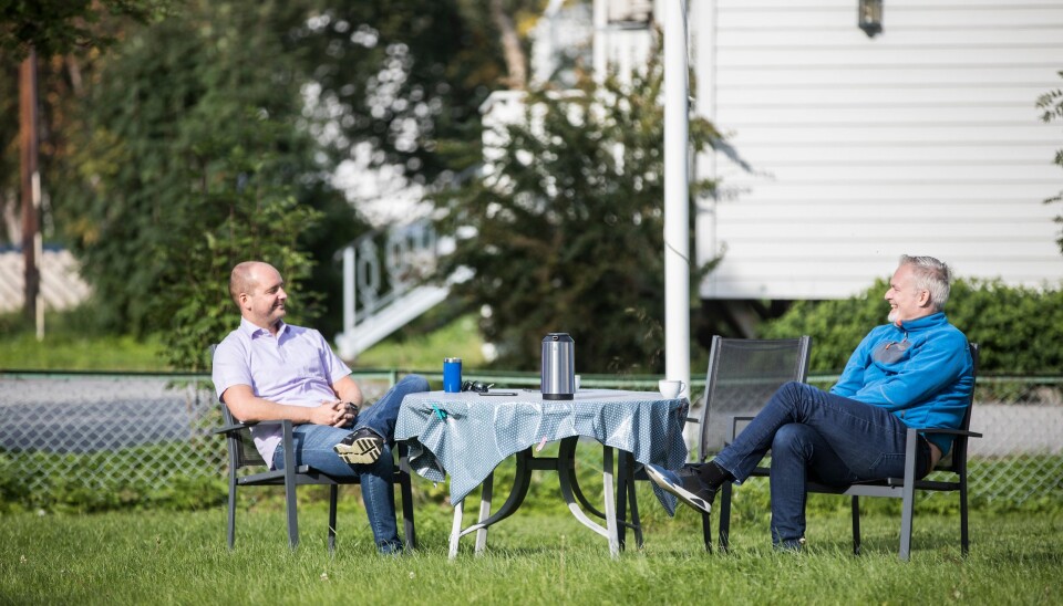 I hagen utenfor politimesterboligen drikker Asgeir og Schjøllis kaffe før vaktene på operasjonssentralen. I dag er været snilt med de to operatørene. Snart blir Kirkenes kaldere og mørkere.