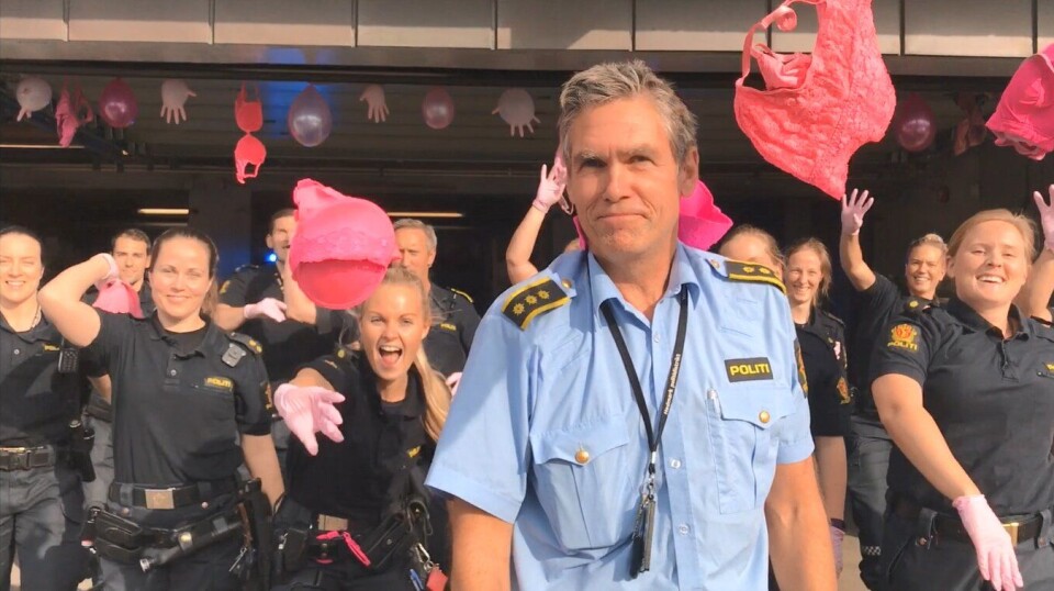 MYE MORO: − Det ble mye smil og latter da vi spilte inn videoen. Vi brukte en halvtime på å bare komme i takt og pynte garasjen med rosa tekstiler og ballonger, forteller Osgjelten. MYE MORO: − Det ble mye smil og latter da vi spilte inn videoen. Vi brukte en halvtime på å bare komme i takt og pynte garasjen med rosa tekstiler og ballonger, forteller Osgjelten.