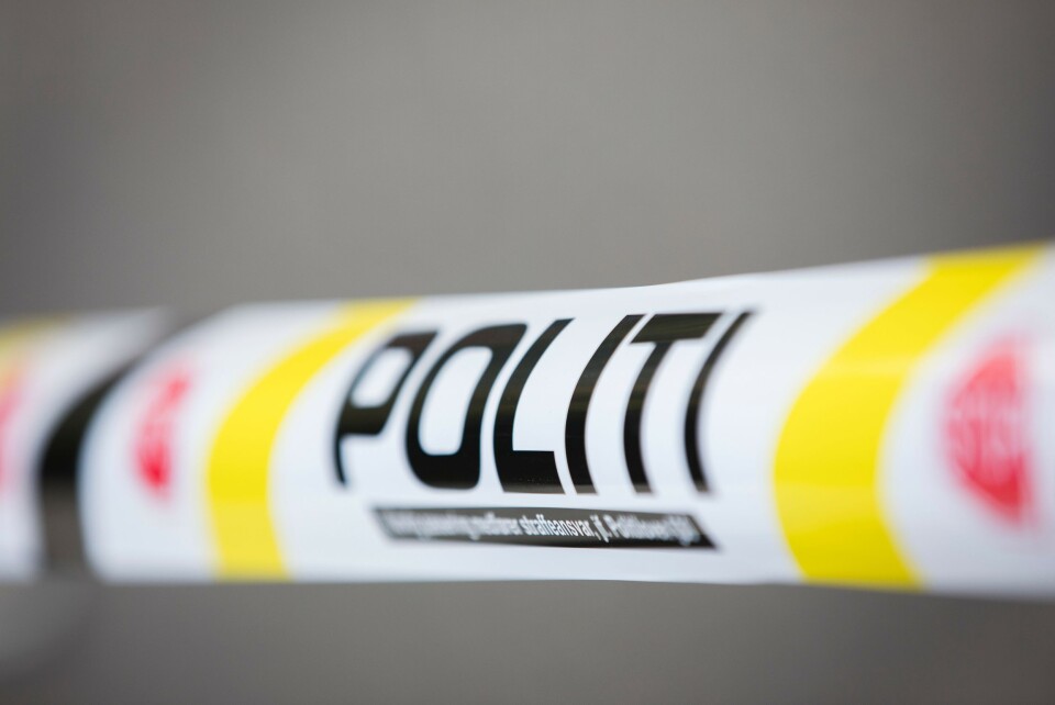 POLITI: – Ulovlig passering medfører straffeansvar, jf. Politiloven §30, står det på sperrebåndene. Som før. POLITI: – Ulovlig passering medfører straffeansvar, jf. Politiloven §30, står det på sperrebåndene. Som før.