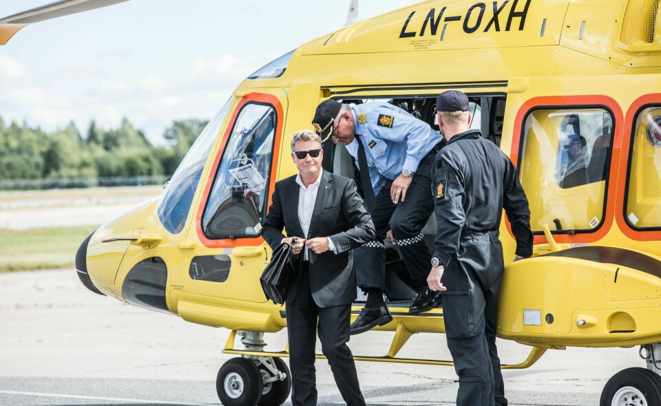 SIGNERING: Justisminister Per-Willy Amundsen under signeringen i høst. Tidligere i sommer ble det klart at Leonardo Helicopters er leverandøren av de tre nye politihelikoptrene.