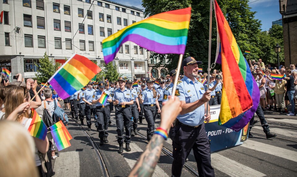 Bård Stensli gikk først av alle i politiets Pride-parade i år. Nå får han pris.