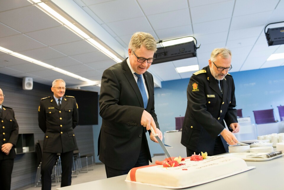 Grunn til å spise kake? Justis- og beredskapsminister Per-Willy Amundsen skjærer seg et kakestykke når den nye operasjonssentralen i Oslo politidistrikt åpnes. Om tre år vil ha kunne skjære kake igjen, for Norges politidekning. Den ligger man i alle fall an til å nå på papiret. Grunn til å spise kake? Justis- og beredskapsminister Per-Willy Amundsen skjærer seg et kakestykke når den nye operasjonssentralen i Oslo politidistrikt åpnes. Om tre år vil ha kunne skjære kake igjen, for Norges politidekning. Den ligger man i alle fall an til å nå på papiret.