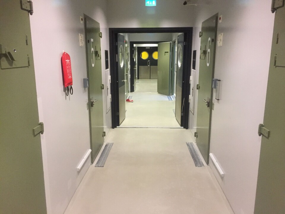 Også i arrestene jobber politifolk. Flere steder håper de at 'restkapasiteten' til politifolkene, når det er lite arrestanter i arresten, skal brukes på politioppgaver. Også i arrestene jobber politifolk. Flere steder håper de at 'restkapasiteten' til politifolkene, når det er lite arrestanter i arresten, skal brukes på politioppgaver.