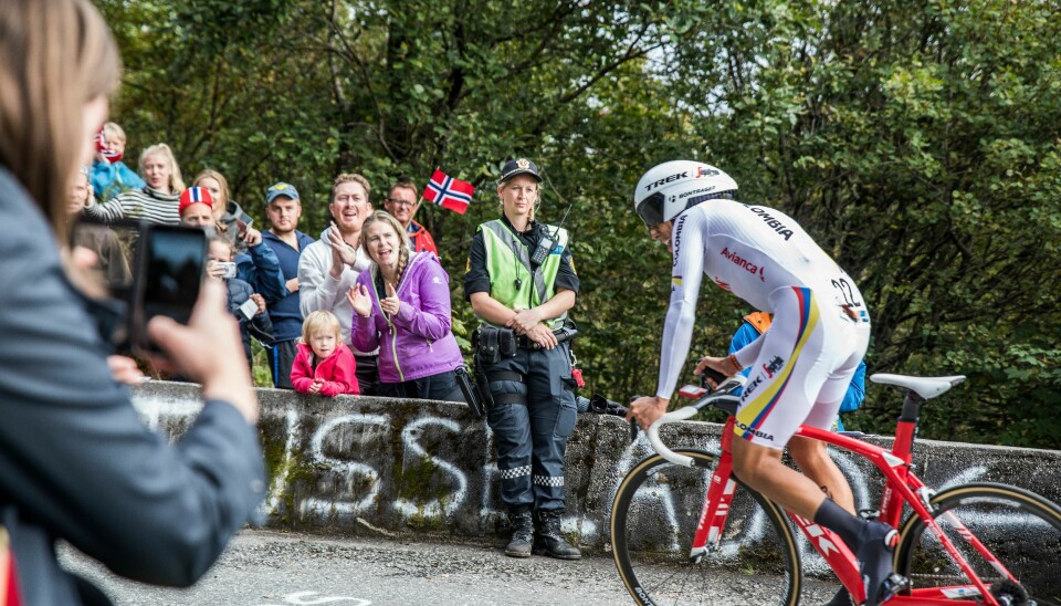 TETT PÅ: Politiet hadde de aller beste plassene da verdens beste syklister klatret opp Bergens stolthet, Fløyen.