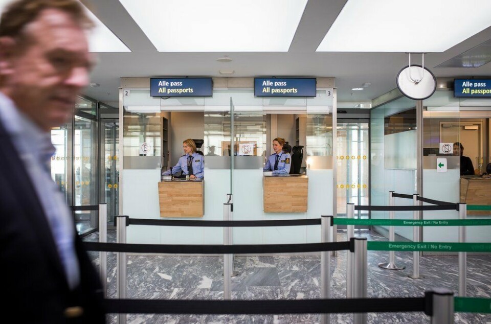 POLITIANSATTE I PASSKONTROLL: Politifolk brukes blant annet til å utføre ren passkontroll i førstelinjen på Oslo Lufthavn Gardermoen og som arrestforvarere. Dette er et eksempel på at politikraft brukes til oppgaver som også kan løses av sivile. POLITIANSATTE I PASSKONTROLL: Politifolk brukes blant annet til å utføre ren passkontroll i førstelinjen på Oslo Lufthavn Gardermoen og som arrestforvarere. Dette er et eksempel på at politikraft brukes til oppgaver som også kan løses av sivile.