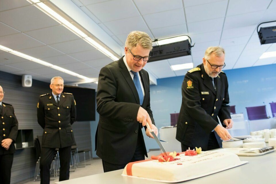 KAKE: Justis- og beredskapsminister Per-Willy Amundsen skjærer seg et kakestykke når den nye operasjonssentralen i Oslo politidistrikt åpnes. Om tre år vil ha kunne skjære kake igjen, for Norges politidekning. Den ligger man i alle fall an til å nå på papiret.