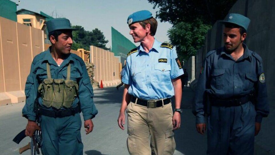 AFGHANISTAN: – Dette er fra mitt siste FN oppdrag i Afghanistan. Jeg liker dette bildet for det viser at en kvinne i kortermet uniform så gjerne kan tusle og snakke med to afghanske politivakter.