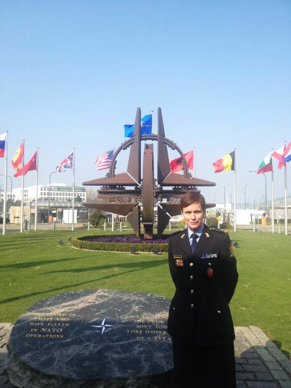 INTERNASJONAL: Ann-Kristin Kvilekval har erfaring fra en rekke land og oppdrag. Her er hun foran NATOs hovedkvarter i Brussel.