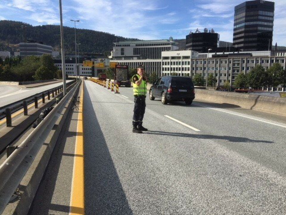 UANSVARLIG: Her fra trafikkposten på motorveibrua rett etter Fløyfjelltunnelen. Her var oppgaven til politiet å sluse inn busser, taxi og akkrediterte kjøretøy inn til sentrum og å lede all annen trafikk i høyre felt. Enkelte ble stående her alene i 7,5 time uten avløsning i tett trafikk, og Klemmetsen mener dette er uansvarlig. UANSVARLIG: Her fra trafikkposten på motorveibrua rett etter Fløyfjelltunnelen. Her var oppgaven til politiet å sluse inn busser, taxi og akkrediterte kjøretøy inn til sentrum og å lede all annen trafikk i høyre felt. Enkelte ble stående her alene i 7,5 time uten avløsning i tett trafikk, og Klemmetsen mener dette er uansvarlig.