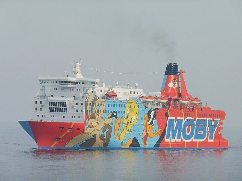 IKKE SÅ FESTLIG: Dette cruiseskipet med Looney Tunes-figurene er det største av dem, og leies ut av et italiensk cruiseselskap. Her har nærmere 2000 fra spansk politi bodd i en måned siden 1. oktober.