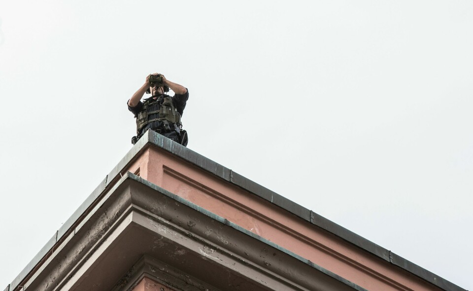 Politifolk holder utkikk på taket over Torgalmenningen under sykkel-VM.