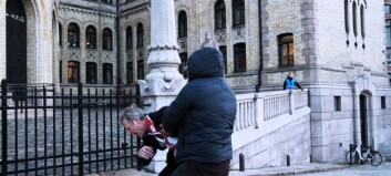 Terrorøvelse: Kjørte inn i folkemengde og knivstakk vakt foran Stortinget