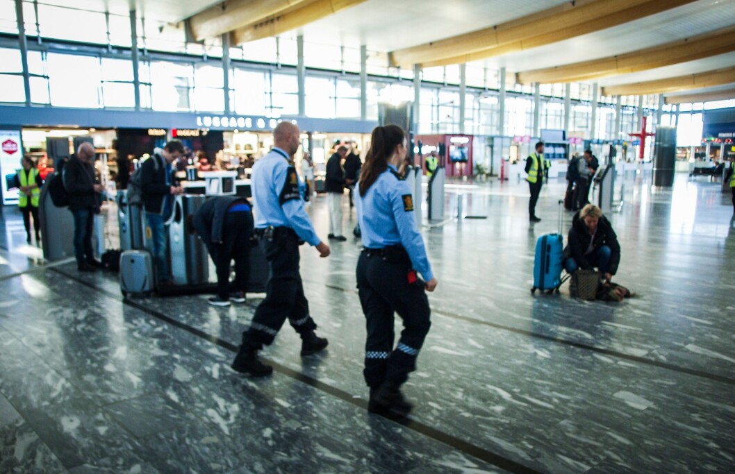 LANG PROSESS: Politimesteren i Øst politidistrikt har tidligere ytret ønske om å få bevæpnet politiet på flyplassen, slik de ansatte også ønsker. LANG PROSESS: Politimesteren i Øst politidistrikt har tidligere ytret ønske om å få bevæpnet politiet på flyplassen, slik de ansatte også ønsker.