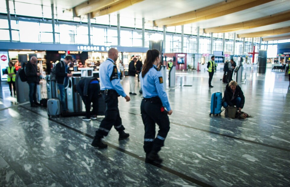 LANG PROSESS: Politimesteren i Øst politidistrikt har tidligere ytret ønske om å få bevæpnet politiet på flyplassen, slik de ansatte også ønsker.