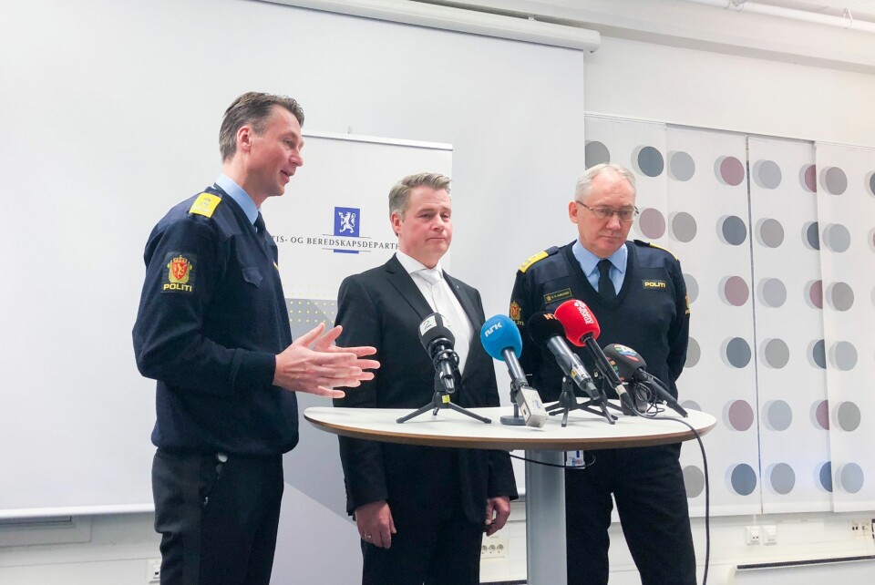 JA: For to uker siden kunne justisminister Amundsen fortelle at politiet på Oslo lufthavn Gardermoen får bære våpen. Her er han sammen med politimester Steven Hasseldal og politidirektør Odd Reidar Humlegård.