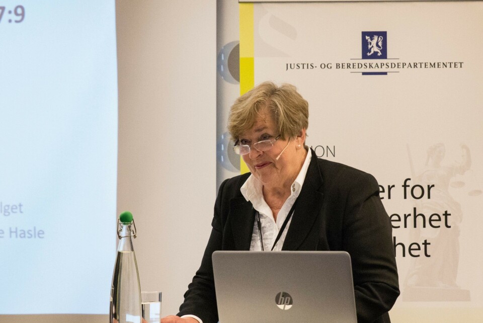 KLAR: Bevæpningsutvalgets leder, Anne Kari Lande Hasle da hun i mars la fram utredningen «Politi og bevæpning. Legalitet, nødvendighet, forholdsmessighet og ansvarlighet». KLAR: Bevæpningsutvalgets leder, Anne Kari Lande Hasle da hun i mars la fram utredningen «Politi og bevæpning. Legalitet, nødvendighet, forholdsmessighet og ansvarlighet».