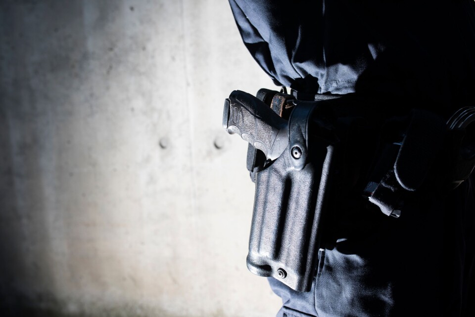 JA TIL BEVÆPNING: Riksadvokaten ønsker generell bevæpning av norsk politi, men at politiet til enhver tid ikke trenger å være bevæpnet. Riksadvokaten advarer mot en utvikling hvor alt uniformert personell i alle sammenhenger må være bevæpnet. JA TIL BEVÆPNING: Riksadvokaten ønsker generell bevæpning av norsk politi, men at politiet til enhver tid ikke trenger å være bevæpnet. Riksadvokaten advarer mot en utvikling hvor alt uniformert personell i alle sammenhenger må være bevæpnet.