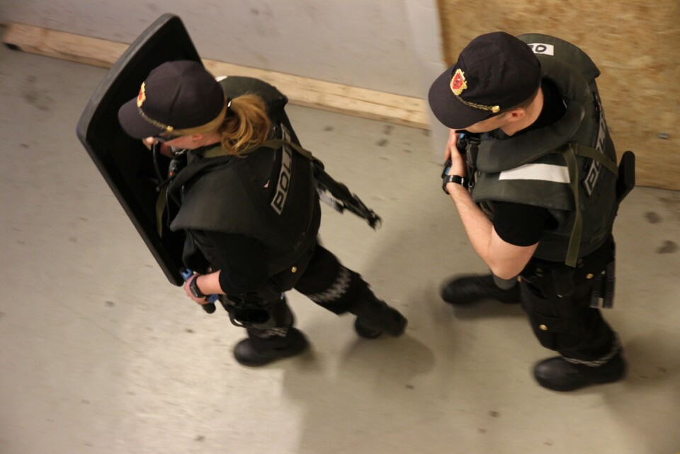 OPERATIV TRENING: Leder for PF-studentene frykter at mer teori kan gå på bekostning av de mer operative politifagene som IP-trening. Her har 3.årsstudentene B3 på PHS i Stavern operativ trening. OPERATIV TRENING: Leder for PF-studentene frykter at mer teori kan gå på bekostning av de mer operative politifagene som IP-trening. Her har 3.årsstudentene B3 på PHS i Stavern operativ trening.