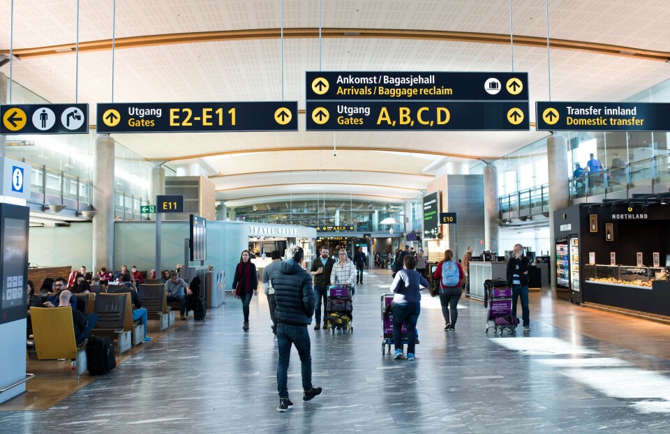 Politiet ved Oslo lufthavn er bevæpnet i minst tre måneder.