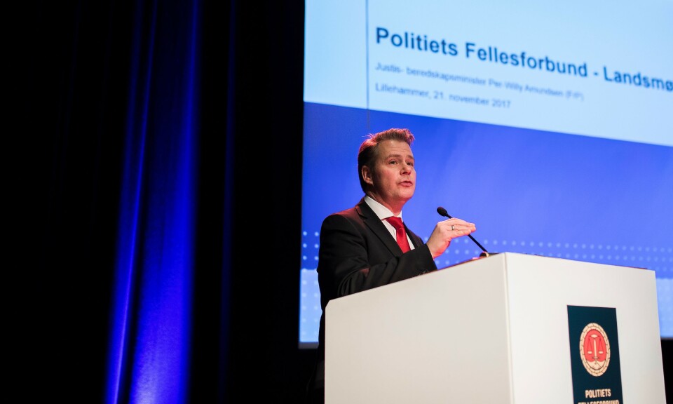 Justis- og beredskapsminister Per-Willy Amundsen har handlet på anmodning av Politidirektoratet, forteller han.