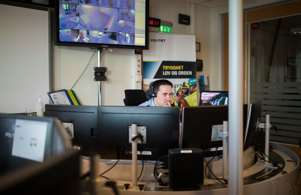 Hvor mange jobber ved landets operasjonssentraler, og er det flere enn før, slik reformen lovet? Det nekter politiet og departementet offentligheten svar på. Hvor mange jobber ved landets operasjonssentraler, og er det flere enn før, slik reformen lovet? Det nekter politiet og departementet offentligheten svar på.