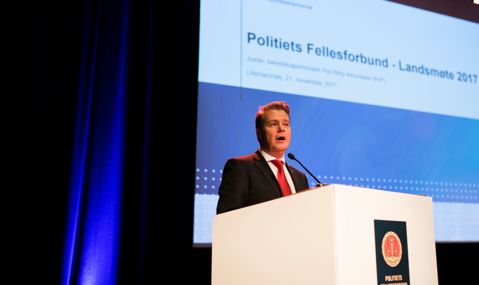 Justis- og beredskapsminister Per-Willy Amundsen står på talerstolen nå.