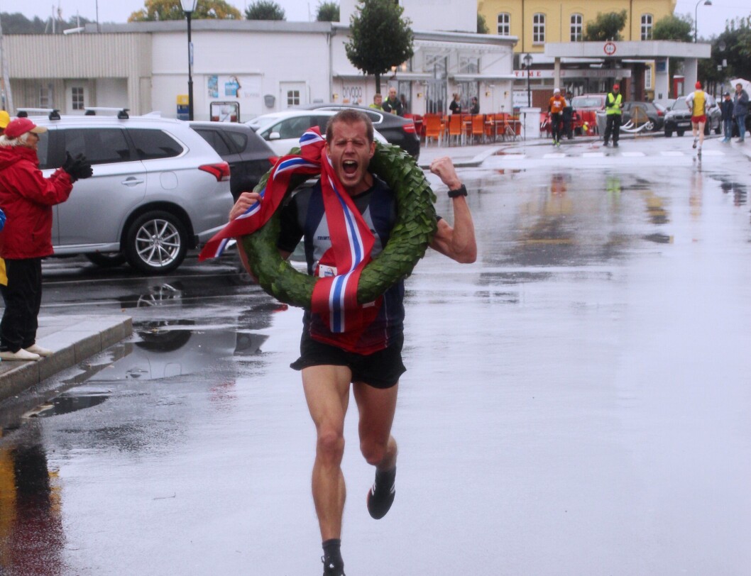 GULL: Med tiden 2:43:39 tok Frode Stenberg fra Moi i Rogaland gull i NM maraton i Risør. GULL: Med tiden 2:43:39 tok Frode Stenberg fra Moi i Rogaland gull i NM maraton i Risør.