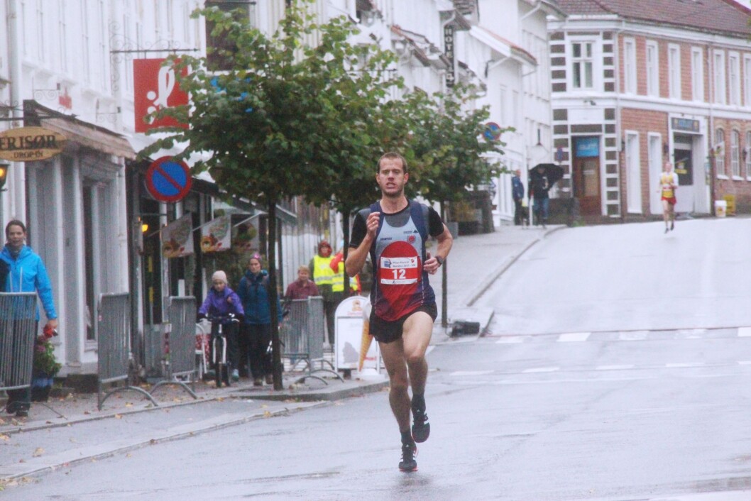 KREVENDE LØP: Totalt deltok 21 løpere i herreklassen i Risør, og nærmest hele løpet lå Stenberg samlet<br />med to andre - før han rykka avgårde. KREVENDE LØP: Totalt deltok 21 løpere i herreklassen i Risør, og nærmest hele løpet lå Stenberg samlet<br />med to andre - før han rykka avgårde.