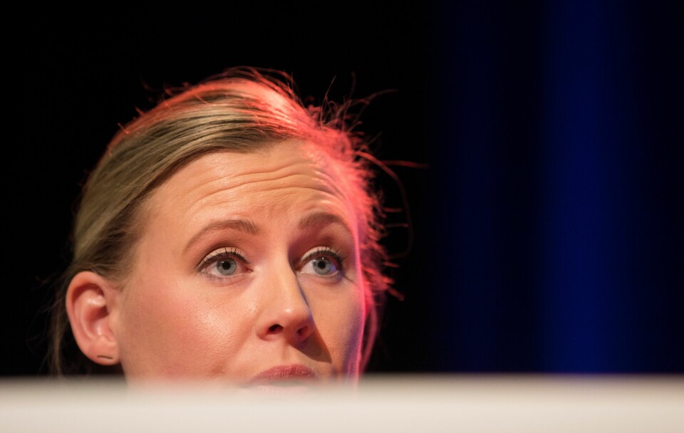 Lene Vågslid i Arbeiderpartiet gjør store øyne når hun leser regjeringsplattformen fra de tre samarbeidspartiene.