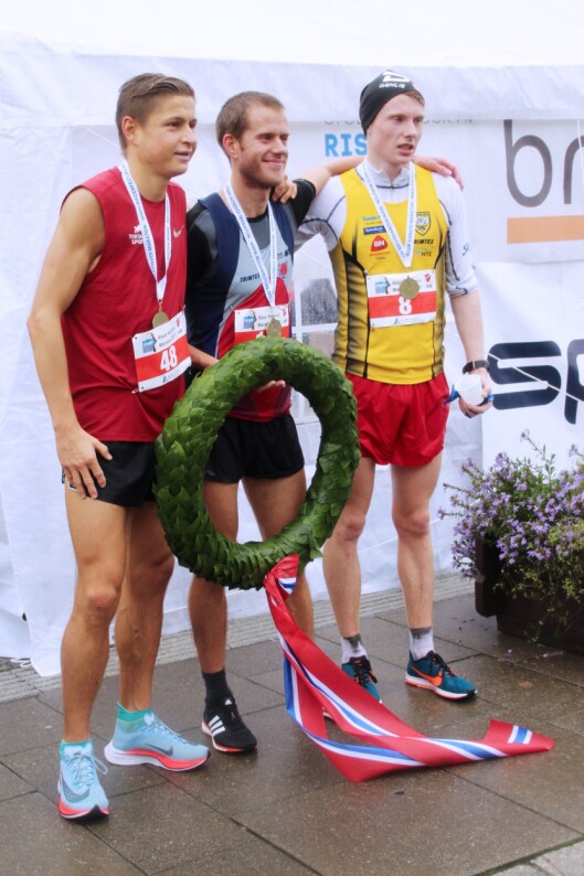 PÅ PALLEN: Stenberg sammen med nummer 2 og 3. PÅ PALLEN: Stenberg sammen med nummer 2 og 3.
