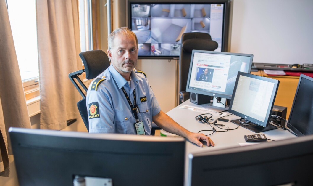 På minstelønn: Operasjonsleder Svein Erik Jakobsen i Finnmark har lang ansiennitet og ekstraansvar. Likevel ser han andre operasjonsledere – og operatører – passere ham på lønnsstigen. På minstelønn: Operasjonsleder Svein Erik Jakobsen i Finnmark har lang ansiennitet og ekstraansvar. Likevel ser han andre operasjonsledere – og operatører – passere ham på lønnsstigen.