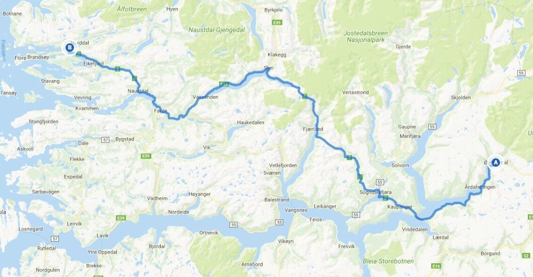 LANG REISEVEI: Lensmann i Årdal i Sogn og Fjordane, Magne Knudsen er en av mange politiansatte som kjører lange veier i politibil med våpen og utstyr for å delta på IP-trening. En gang skulle han på skytetrening klokka ni på Grovastøylen, nærmere 200 kilometer unna vanlig oppmøtested på lensmannskontoret i Øvre Årdal. LANG REISEVEI: Lensmann i Årdal i Sogn og Fjordane, Magne Knudsen er en av mange politiansatte som kjører lange veier i politibil med våpen og utstyr for å delta på IP-trening. En gang skulle han på skytetrening klokka ni på Grovastøylen, nærmere 200 kilometer unna vanlig oppmøtested på lensmannskontoret i Øvre Årdal.