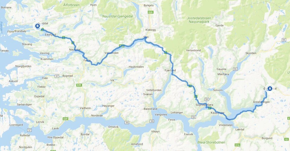 LANG REISEVEI: Lensmann i Årdal i Sogn og Fjordane, Magne Knudsen er en av mange politiansatte som kjører lange veier i politibil med våpen og utstyr for å delta på IP-trening. En gang skulle han på skytetrening klokka ni på Grovastøylen, nærmere 200 kilometer unna vanlig oppmøtested på lensmannskontoret i Øvre Årdal. LANG REISEVEI: Lensmann i Årdal i Sogn og Fjordane, Magne Knudsen er en av mange politiansatte som kjører lange veier i politibil med våpen og utstyr for å delta på IP-trening. En gang skulle han på skytetrening klokka ni på Grovastøylen, nærmere 200 kilometer unna vanlig oppmøtested på lensmannskontoret i Øvre Årdal.