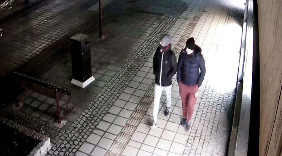 STOPPET: De kriminelle fanget opp på overvåkningskamera. De ble til slutt stoppet - av politiet i Stryn.