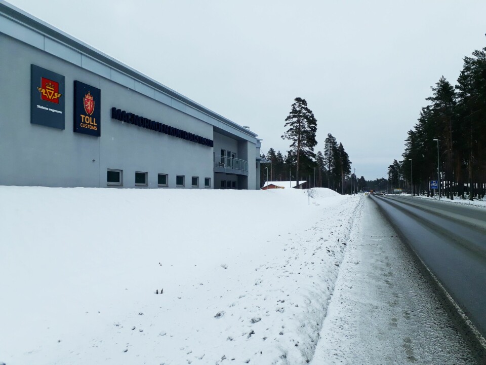 UNNGÅR: Med over 38 grenseoverganger mellom Norge og Sverige, forsøker smuglere å unngå politi og tollvesen ved å krysse grensen på lite trafikkerte grusveier, i stedet for å kjøre gjennom her ved kontrollstasjonen på Magnormoen i Eidskog kommune.