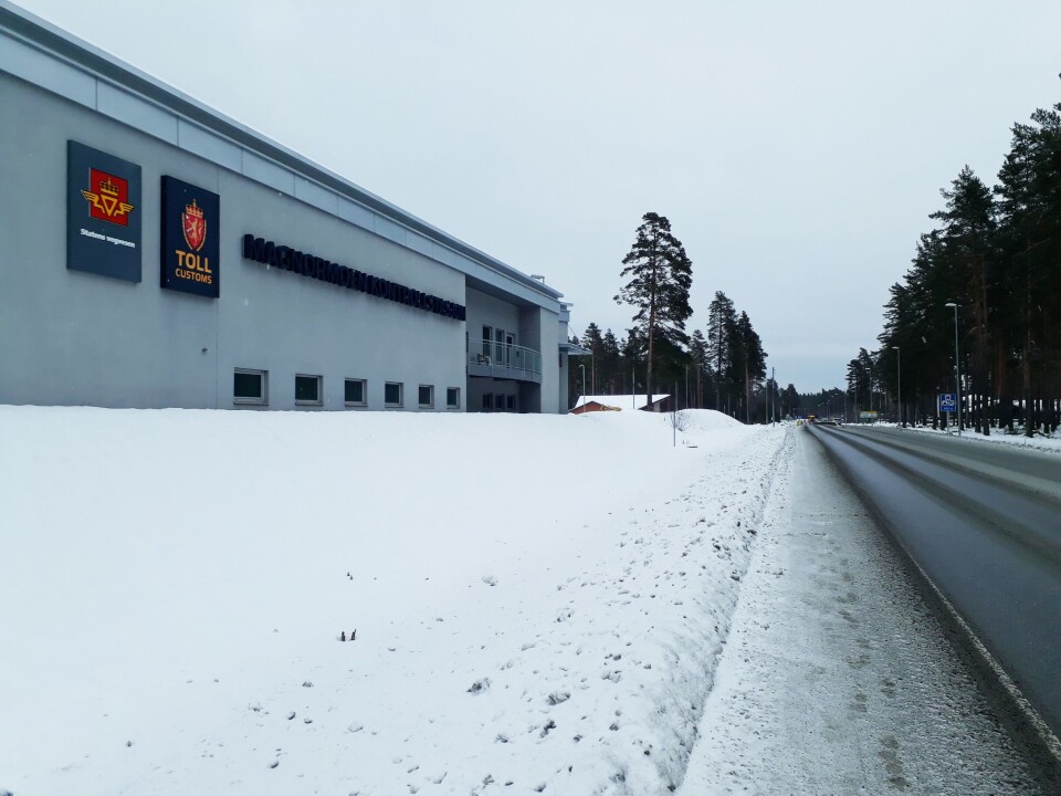 UNNGÅR: Med over 38 grenseoverganger mellom Norge og Sverige, forsøker smuglere å unngå politi og tollvesen ved å krysse grensen på lite trafikkerte grusveier, i stedet for å kjøre gjennom her ved kontrollstasjonen på Magnormoen i Eidskog kommune. UNNGÅR: Med over 38 grenseoverganger mellom Norge og Sverige, forsøker smuglere å unngå politi og tollvesen ved å krysse grensen på lite trafikkerte grusveier, i stedet for å kjøre gjennom her ved kontrollstasjonen på Magnormoen i Eidskog kommune.