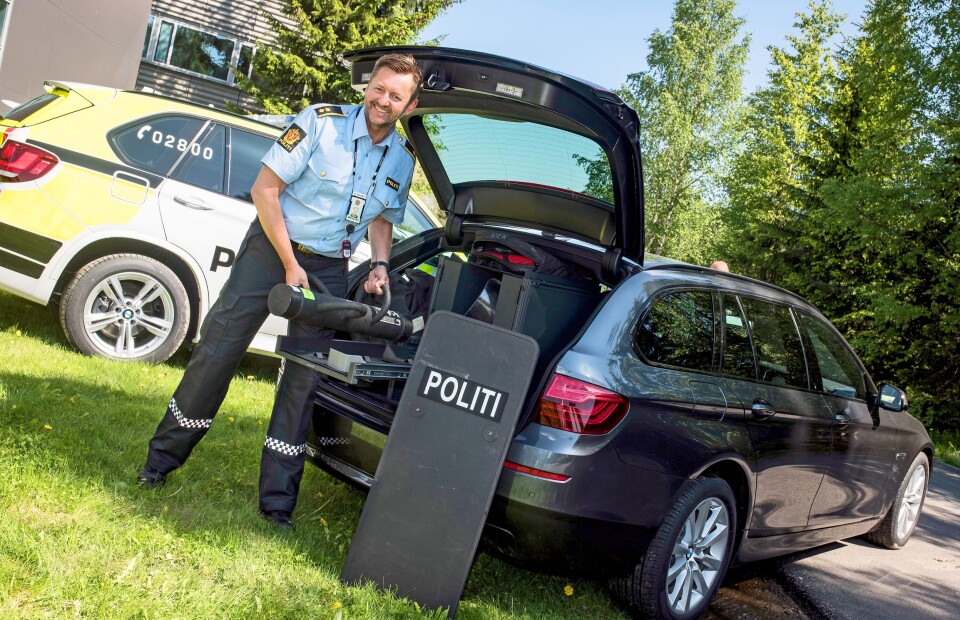 TUNGT LASTET: En fornøyd seksjonsleder i PFT, Nils Erik Skulstad, putter utstyr i en prototyp av en BMW patruljebil. Nå erkjenner han at det kan bli for mye av det gode, og at politibilen dermed kan få et vektproblem.