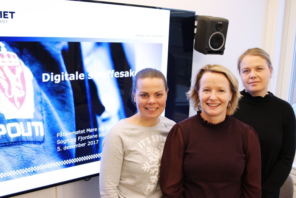 Statsadvokat Berit Johannessen (foran), leder hovedprosjektet og er lånt ut til POD. POD samarbeider igjen med Politiets IKT-tjenester, som har ansvaret for den tekniske løsningen for å sende straffesaker digital. Statsadvokat Berit Johannessen (foran), leder hovedprosjektet og er lånt ut til POD. POD samarbeider igjen med Politiets IKT-tjenester, som har ansvaret for den tekniske løsningen for å sende straffesaker digital.