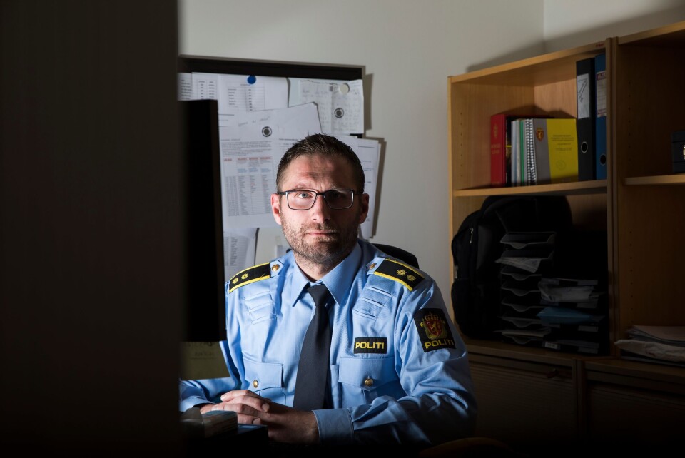EGEN METODE: Kurt Springer forteller at lensmannskontoret han jobber ved, ble nødt til å finne en egen måte å løse de mange familievolds- og seksuallovbruddssakene som kom fra høsten 2015. EGEN METODE: Kurt Springer forteller at lensmannskontoret han jobber ved, ble nødt til å finne en egen måte å løse de mange familievolds- og seksuallovbruddssakene som kom fra høsten 2015.